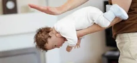 Manobra de Heimlich – como desengasgar uma criança e salvar sua vida